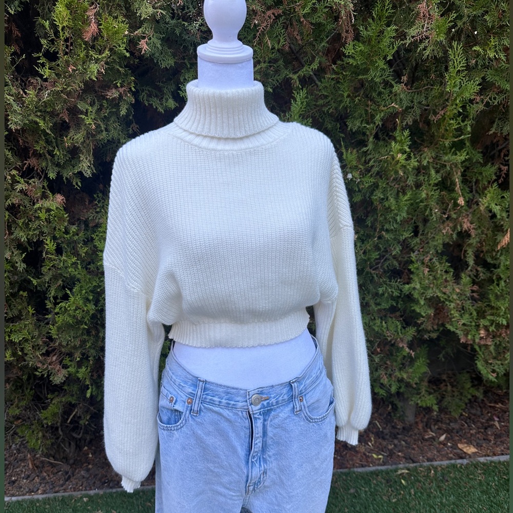 Women’s Cozy Holiday White Turtleneck Cropped Knitted Sweater size M